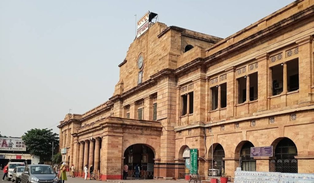 nagpur railway station near hotel